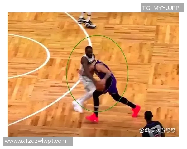 凯尔特人围剿东契奇 怀特断球反击上篮命中